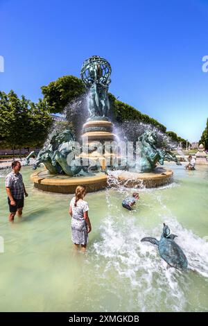 FRANKREICH. PARIS (75) 6. BEZIRK. DIE KINDER SPIELEN WÄHREND DER HITZEWELLE BEI 38 GRAD AUF DEN FONTAINE DES QUATRE-PARTIES-DU-MONDE DES JARDIN DES GRANDS EXPLO Stockfoto