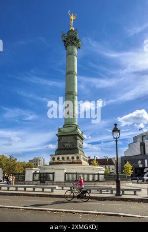 FRANKREICH. PARIS (75) 4. BEZIRK. RADFAHRER VOR DER JULI-SÄULE UND DAS GENIE DER BASTILLEPARIS Stockfoto