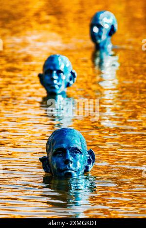 FRANKREICH. PARIS (75) 14. BEZIRK. 29 SKULPTUREN - WO DIE FLUTEN EBB UND FLIESSEN - DES ARGENTINISCHEN KÜNSTLERS PEDRO MARZORATI IM MONTSOURIS PARK LAKE, ILLU Stockfoto