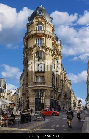 FRANKREICH. PARIS (75) 1. BEZIRK. KÖNIGLICHER PALAST. HAUSSMANNIAN ECKGEBÄUDE. STATUE VON LUDWIG XIV. PLACE DES VICTOIRESROYAL Stockfoto