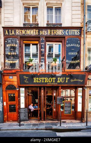 FRANKREICH. PARIS (75) 1. BEZIRK. ALTE FASSADE EINES BISTROS IM BEAUBOURG-VIERTEL Stockfoto