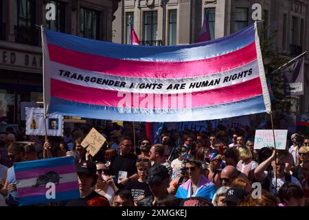 London, England, Großbritannien. Juli 2024. Die Teilnehmer halten ein Banner mit dem Titel „Transgender Rights are human rights“ (Transgender-Rechte sind Menschenrechte), während Tausende von Menschen während des jährlichen Trans Pride Marsches im Zentrum Londons durch die Regent Street ziehen. (Kreditbild: © Vuk Valcic/ZUMA Press Wire) NUR REDAKTIONELLE VERWENDUNG! Nicht für kommerzielle ZWECKE! Stockfoto