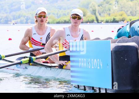 Paris, Frankreich. Juli 2024. Der belgische Ruderer Niels Van Zandweghe und der belgische Ruderer Tibo Vyvey wurden am Sonntag, den 28. Juli 2024, in Paris zu Beginn der Vorläufe des Leichtgewicht-Doppelskulls-Ruderturniers bei den Olympischen Spielen 2024 in Paris, Frankreich, aufgenommen. Die Spiele der XXXIII. Olympiade finden vom 26. Juli bis 11. August in Paris statt. Die belgische Delegation zählt 165 Athleten, die in 21 Sportarten antreten. BELGA FOTO BENOIT DOPPAGNE Credit: Belga News Agency/Alamy Live News Stockfoto