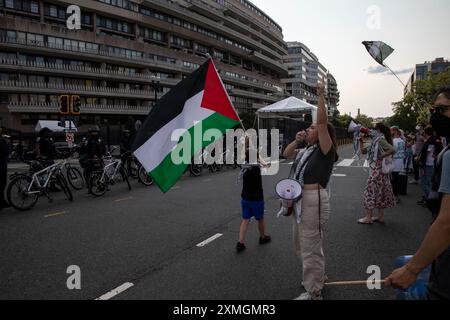 Washington DC, USA. Juli 2024. Palästinensische Demonstranten versammeln sich vor dem Watergate Hotel in Washington DC, USA, als der israelische Premierminister Benjamin Netanjahu das Hotel verlässt, um am 27. Juli 2024 nach Israel zurückzukehren. Netanjahu unterbrach seine Reise in die USA, um nach Israel zurückzukehren, nachdem ein Raketenangriff auf ein Fußballfeld an der nördlichen Grenze Israels 11 Kinder und Jugendliche getötet und 20 verletzt hatte. Während seines US-Besuchs traf er sich mit Präsident Joe Biden und Vizepräsidentin Kamala Harris und hielt eine gemeinsame Sitzung des Kongresses und Florida, wo er sich mit dem ehemaligen Präsidenten Donald Trump traf. (Foto von Stockfoto