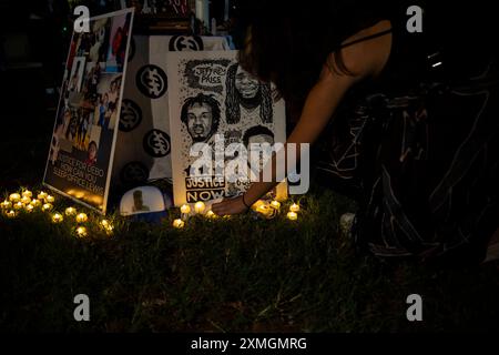 Washington DC, USA. Juli 2024. Eine Trauernde stellt Kerzen auf, während sie am 27. Juli 2024 eine Mahnwache für Sonya Massey im Folger Park in Washington DC, USA, besucht. Eine 36-jährige afroamerikanische Frau Massey wurde am 6. Juli 2024 von dem Polizisten Sean P Grayson in Illinois in ihrem Haus in Woodside Township, Illinois, erschossen. Nach diesem Vorfall gab Präsident Joe Biden unmittelbar nach der Veröffentlichung des Bodycam-Filmmaterials eine Erklärung ab. (Foto: Aashish Kiphayet/ Alamy Live News) Stockfoto