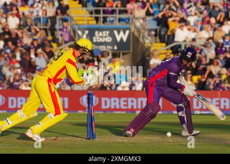 Leeds, 26. Juli 2024. Graham Clark, der für Northern Superchargers MEN spielt, wird von Trent Rockets Mens in the Hundred in Headingley gefischt. Der Wicket-Hüter ist Tom Banton. Quelle: Colin Edwards Stockfoto