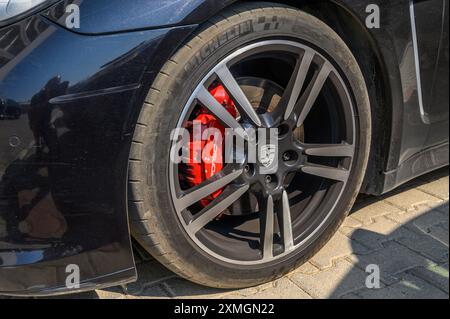 Gaziveren, Zypern -07.23.2024 Nahaufnahme des Porsche Automobilherstellers Logo auf Rad und Bremsen. Stockfoto