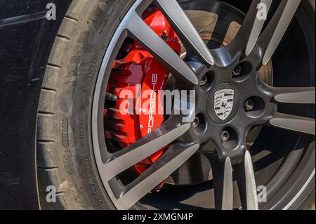 Gaziveren, Zypern -07.23.2024 Porsche Panamera Leichtmetallfelge und Bremssattel Nahaufnahme Stockfoto