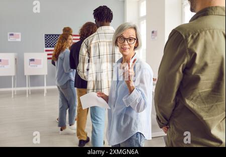 Amerikanische Wählerin meldet sich am Wahltag im Wahlzentrum an. Stockfoto