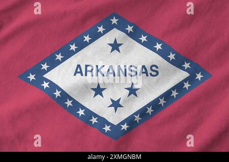 Arkansas US-Staatsflagge auf gefaltetem, gewelltem Stoff aus altem Tuch aus Nahaufnahme dargestellt Stockfoto