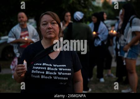 Washington DC, USA. Juli 2024. Ein Trauer hält eine Kerze bei einer Mahnwache für Sonya Massey im Folger Park in Washington DC, USA am 27. Juli 2024. Eine 36-jährige afroamerikanische Frau Massey wurde am 6. Juli 2024 von dem Polizisten Sean P Grayson in Illinois in ihrem Haus in Woodside Township, Illinois, erschossen. Nach diesem Vorfall gab Präsident Joe Biden unmittelbar nach der Veröffentlichung des Bodycam-Filmmaterials eine Erklärung ab. (Foto: Aashish Kiphayet/ Alamy Live News) Stockfoto