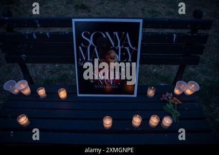 Washington DC, USA. Juli 2024. Die Trauernden stellten Kerzen auf, während sie am 27. Juli 2024 eine Mahnwache für Sonya Massey im Folger Park in Washington DC, USA besuchten. Eine 36-jährige afroamerikanische Frau Massey wurde am 6. Juli 2024 von dem Polizisten Sean P Grayson in Illinois in ihrem Haus in Woodside Township, Illinois, erschossen. Nach diesem Vorfall gab Präsident Joe Biden unmittelbar nach der Veröffentlichung des Bodycam-Filmmaterials eine Erklärung ab. (Foto: Aashish Kiphayet/ Alamy Live News) Stockfoto