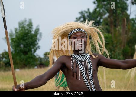 Ruanda, Virunga Lodge. Volcanoes Safaris Partnership Trust (VSPT) traditionelle kulturelle Tanzvorführung. Stockfoto