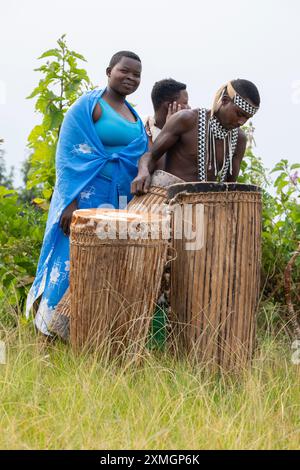 Ruanda, Virunga Lodge. Volcanoes Safaris Partnership Trust (VSPT) traditionelle kulturelle Musik-Demonstration. Stockfoto