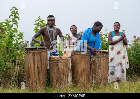 Ruanda, Virunga Lodge. Volcanoes Safaris Partnership Trust (VSPT) traditionelle kulturelle Musik-Demonstration. Stockfoto