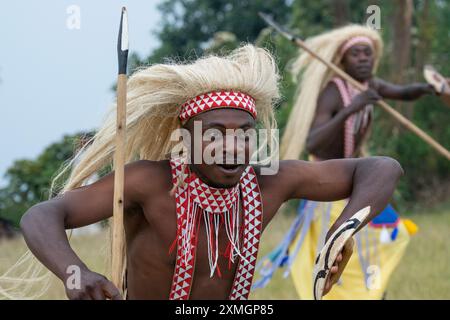 Ruanda, Virunga Lodge. Volcanoes Safaris Partnership Trust (VSPT) traditionelle kulturelle Tanzvorführung. Stockfoto