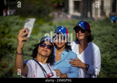 Madrid, Madrid, Spanien. Juli 2024. Drei Frauen mit venezolanischer Mütze machen ein Selfie, nachdem sie ihr Wahlrecht im Kulturzentrum Fernando de los RÃ-os im Madrider Stadtteil Aluche während der Parlamentswahlen zur Wahl des nächsten Staatschefs der Bolivarischen Republik Venezuela ausgeübt haben. Fast 68.000 Venezolaner leben in Madrid, aber nur 9.000 konnten sich registrieren und können ihr Wahlrecht persönlich aus dem Ausland ausüben. (Kreditbild: © Luis Soto/ZUMA Press Wire) NUR REDAKTIONELLE VERWENDUNG! Nicht für kommerzielle ZWECKE! Quelle: ZUMA Press, Inc./Alamy Live News Stockfoto