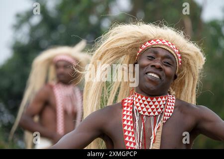 Ruanda, Virunga Lodge. Volcanoes Safaris Partnership Trust (VSPT) traditionelle kulturelle Tanzvorführung. Stockfoto