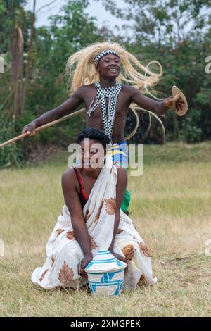 Ruanda, Virunga Lodge. Volcanoes Safaris Partnership Trust (VSPT) traditionelle kulturelle Tanzvorführung. Stockfoto