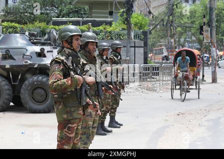 Dhaka, Wari, Bangladesch. Juli 2024. Bangladeschs Armee steht in der Nähe des Sekretariats des Landes Wache, da die Ausgangssperre nach den Anti-Quoten-Protesten am 28. Juli 2024 in Dhaka gelockert wird. Bangladesch sagte, drei Studentenführer seien aus eigener Sicherheit in Gewahrsam genommen worden, nachdem die Regierung ihre Proteste gegen die Arbeitsplatzquoten im öffentlichen Dienst für Tage tödlicher landesweiter Unruhen verantwortlich gemacht hatte. (Kreditbild: © Habibur Rahman/ZUMA Press Wire) NUR REDAKTIONELLE VERWENDUNG! Nicht für kommerzielle ZWECKE! Stockfoto