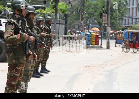 Dhaka, Wari, Bangladesch. Juli 2024. Bangladeschs Armee steht in der Nähe des Sekretariats des Landes Wache, da die Ausgangssperre nach den Anti-Quoten-Protesten am 28. Juli 2024 in Dhaka gelockert wird. Bangladesch sagte, drei Studentenführer seien aus eigener Sicherheit in Gewahrsam genommen worden, nachdem die Regierung ihre Proteste gegen die Arbeitsplatzquoten im öffentlichen Dienst für Tage tödlicher landesweiter Unruhen verantwortlich gemacht hatte. (Kreditbild: © Habibur Rahman/ZUMA Press Wire) NUR REDAKTIONELLE VERWENDUNG! Nicht für kommerzielle ZWECKE! Stockfoto