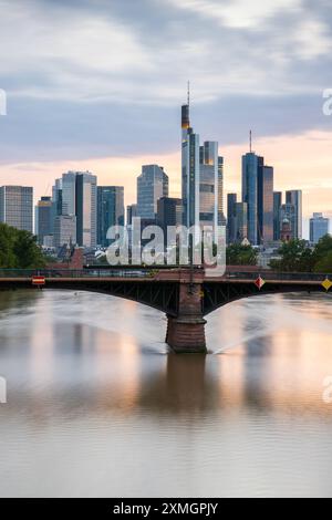 Blick Auf Frankfurt Bei Sonnenuntergang. Aufnahme mit Hintergrundbeleuchtung und Blick auf die Skyline. Wolkenkratzer Von Banken Und Versicherungsgesellschaften Im Finanzdistrikt Stockfoto