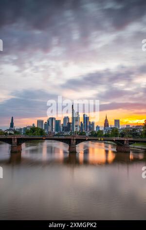 Blick Auf Frankfurt Bei Sonnenuntergang. Aufnahme mit Hintergrundbeleuchtung und Blick auf die Skyline. Wolkenkratzer Von Banken Und Versicherungsgesellschaften Im Finanzdistrikt Stockfoto