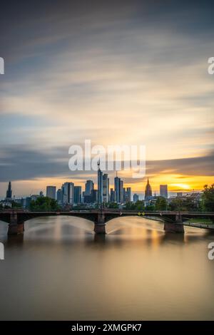 Blick Auf Frankfurt Bei Sonnenuntergang. Aufnahme mit Hintergrundbeleuchtung und Blick auf die Skyline. Wolkenkratzer Von Banken Und Versicherungsgesellschaften Im Finanzdistrikt Stockfoto