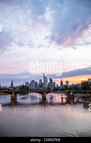 Blick Auf Frankfurt Bei Sonnenuntergang. Aufnahme mit Hintergrundbeleuchtung und Blick auf die Skyline. Wolkenkratzer Von Banken Und Versicherungsgesellschaften Im Finanzdistrikt Stockfoto