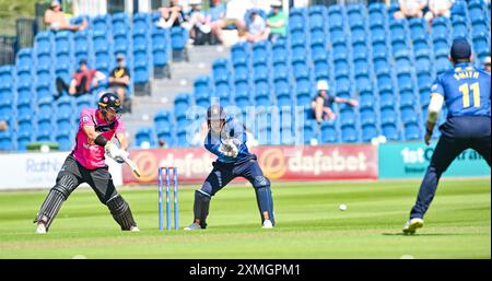 Hove UK 28. Juli 2024 - Tom Clark schlägt für Sussex Sharks, beobachtet von Warwickshire Wicketkeeper Chris Benjamin während des Metro Bank One Day Cup Cricket Matches zwischen Sussex Sharks und Warwickshire auf dem 1. Central County Ground in Hove: Credit Simon Dack /TPI/ Alamy Live News Stockfoto