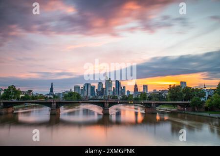 Blick Auf Frankfurt Bei Sonnenuntergang. Aufnahme mit Hintergrundbeleuchtung und Blick auf die Skyline. Wolkenkratzer Von Banken Und Versicherungsgesellschaften Im Finanzdistrikt Stockfoto