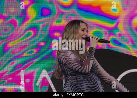 Leeds, 26. Juli 2024. Charlotte Haining singt während einer Pause in einem The Hundred Match auf dem Headingley Cricket Ground. Quelle: Colin Edwards Stockfoto