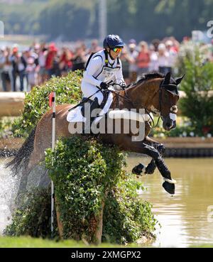 Versailles, Frankreich. Juli 2024. Olympia, Paris 2024, Pferdesport, Vielseitigkeit, Langlauf, Laura Collett aus Großbritannien reitet 52 durch London. Quelle: Rolf Vennenbernd/dpa/Alamy Live News Stockfoto