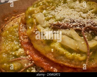 Chuletas, ein klassisches mexikanisches Street Food, das auf dem Corona Plaza Market in Queens, New York, serviert wird Stockfoto