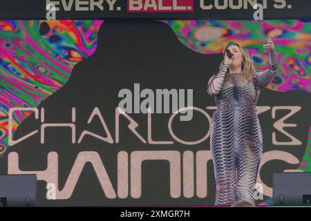 Leeds, 26. Juli 2024. Charlotte Haining singt während einer Pause in einem The Hundred Match auf dem Headingley Cricket Ground. Quelle: Colin Edwards Stockfoto