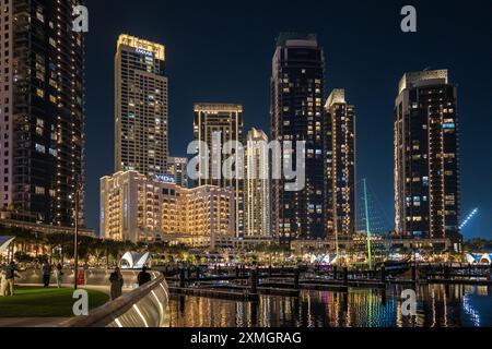 5. Januar 2024, Dubai, VAE: Hotels und Appartements in Wolkenkratzern mit Panoramablick im Hafen von Dubai Marina Creek Stockfoto