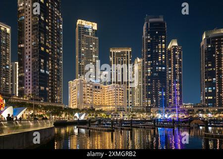 5. Januar 2024, Dubai, VAE: Hotels und Appartements in Wolkenkratzern mit Panoramablick im Hafen von Dubai Marina Creek Stockfoto