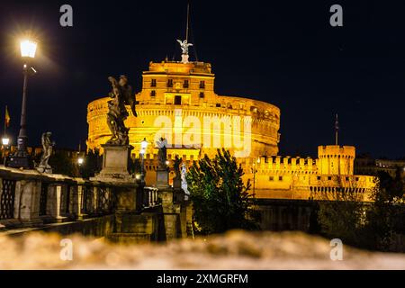 Castel Sant Angelo bei Nacht. Mausoleum von Hadrian in Rom Italien, im antiken Rom erbaut, ist es heute die berühmte Touristenattraktion Italiens. Stockfoto