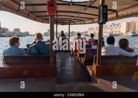 Dubai, Vereinigte Arabische Emirate – 5. Januar 2024: Die Menschen fahren auf einem Abra, einem traditionellen Boot, über den Dubai Creek. Stockfoto