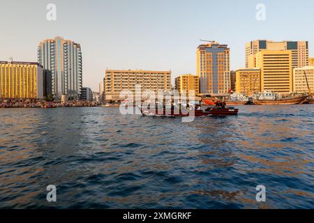 Dubai, Vereinigte Arabische Emirate – 5. Januar 2024: Die Menschen fahren auf einem Abra, einem traditionellen Boot, über den Dubai Creek. Stockfoto