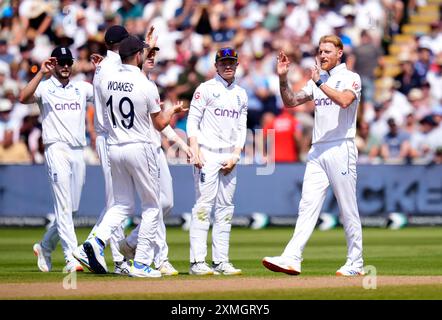 Der Englands Ben Stokes (rechts) feiert am dritten Tag des dritten Rothesay Test Matches in Edgbaston, Birmingham, den Wicket von Mikyle Louis aus West Indies. Bilddatum: Sonntag, 28. Juli 2024. Stockfoto
