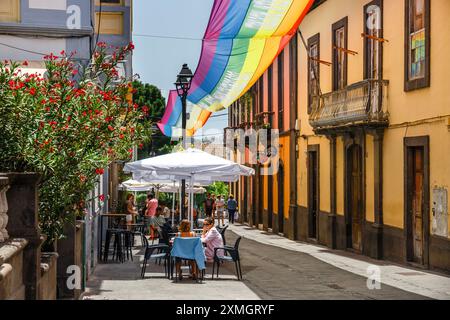 Arucas, Gran Canaria, Spanien. 19. Juli 2022: Enge Straße in der Altstadt von Arucas, Gran Canaria, Kanarischen Inseln, Spanien Stockfoto