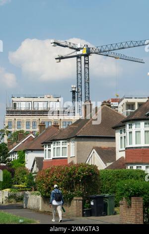 Im Clapham Park im Süden Londons befindet sich ein großer Komplex aus vier siebenstöckigen Apartmentblöcken am South Circular, der sich über Doppelhaushälften in einer Seitenstraße erhebt. Die Entwicklung von Countryside Homes heißt Arora und umfasst einige „erschwingliche“ Wohnungen. Anna Watson/Alamy Stockfoto