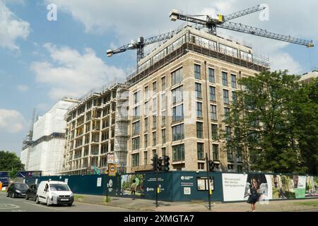 Im Clapham Park im Süden Londons wird ein großer Komplex aus vier siebenstöckigen Apartmentblöcken am South Circular gebaut. Die Entwicklung von Countryside Homes heißt Arora und umfasst einige „erschwingliche“ Wohnungen. Anna Watson/Alamy Stockfoto