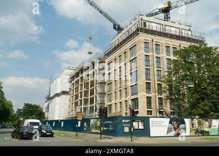 Im Clapham Park im Süden Londons wird ein großer Komplex aus vier siebenstöckigen Apartmentblöcken am South Circular gebaut. Die Entwicklung von Countryside Homes heißt Arora und umfasst einige „erschwingliche“ Wohnungen. Anna Watson/Alamy Stockfoto