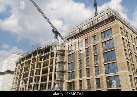 Im Clapham Park im Süden Londons wird ein großer Komplex aus vier siebenstöckigen Apartmentblöcken am South Circular gebaut. Die Entwicklung von Countryside Homes heißt Arora und umfasst einige „erschwingliche“ Wohnungen. Anna Watson/Alamy Stockfoto