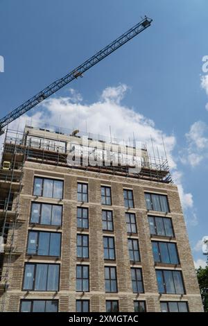 Im Clapham Park im Süden Londons wird ein großer Komplex aus vier siebenstöckigen Apartmentblöcken am South Circular gebaut. Die Entwicklung von Countryside Homes heißt Arora und umfasst einige „erschwingliche“ Wohnungen. Anna Watson/Alamy Stockfoto