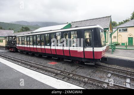 Ein einmaliges historisches Eisenbahnabenteuer zum Gipfel von Snowdon, Yr Wyddfa, dem majestätischen Berg mit atemberaubender Aussicht. Stockfoto