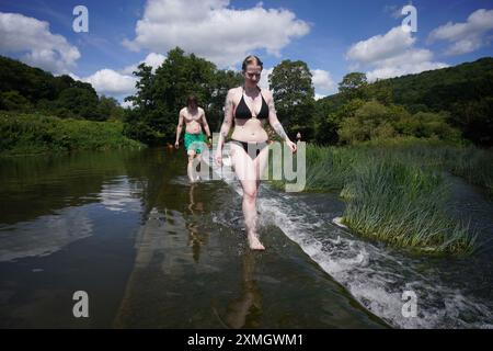Menschen im Warleigh Weir am Fluss Avon in Bath, Somerset. Bilddatum: Sonntag, 28. Juli 2024. Stockfoto