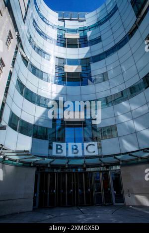 London, Großbritannien. Juli 2024. Broadcasting House ist der Hauptsitz der BBC in Portland Place und Langham Place in London. Die erste Radiosendung des Gebäudes erfolgte am 15. März 1932, und das Gebäude wurde zwei Monate später offiziell eröffnet, am 15. Mai Credit: Karl Black/Alamy Live News Stockfoto